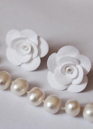 Белые серьги гвоздики ручной работы "белые розы"