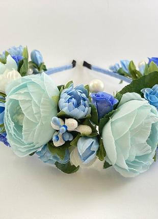 Венок из голубых пионов