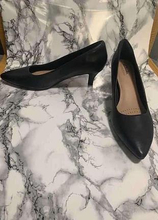 Clarks шкіряні туфлі- човники