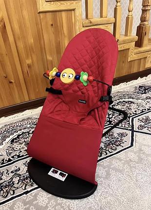 Детский шезлонг-качалка baby balance с игрушкой красный
