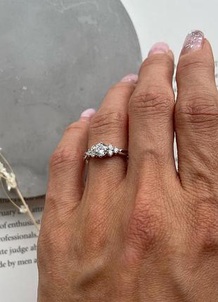 Серебряное кольцо нежное с камушками на предложение 925 проба 17.5