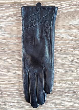 Перчатки женские сенсорные кожаные на шерсти черные с вышитым узором 6.5