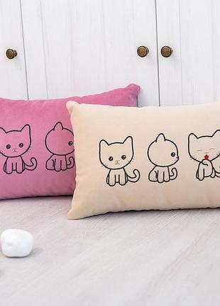 Декоративная подушка с вышивкой для влюбленных три котика,подушка на день святого валентина флок бежевый