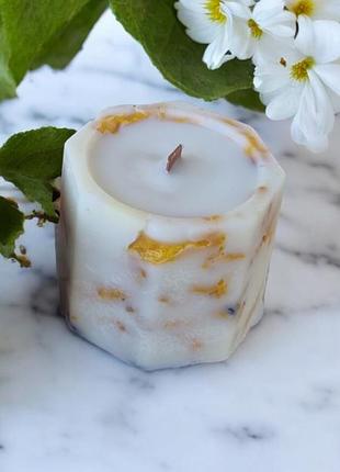 Декор-аксесуар: соєва свічка з трояндовими пелюстками, 5*5,5 см, з ароматом м'ята, 15 годин горіння