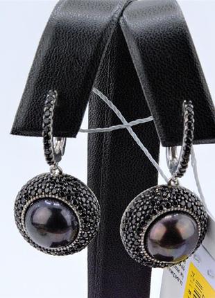 Серебряные серьги-подвески с черным натуральным жемчугом и цирконием 925 пробы.