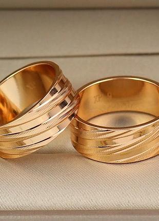 Обручальное кольцо xuping jewelry тесненные косые полоски 8 мм р 17 золотистое