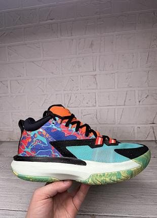 Крутые яркие баскетбольные кроссовки nike jordan zion 1