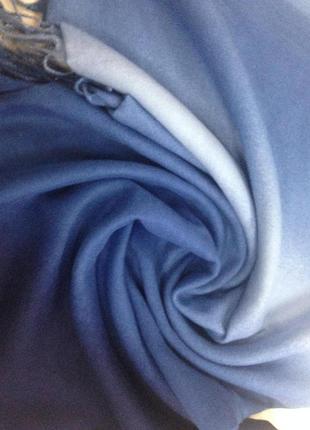 Кашемировый палантин с переходящей тональностью в синих тонах