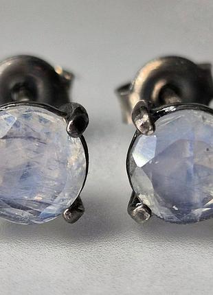 Серебряные с чернением серьги пусеты с натуральными природными лунным камнем с синим натуральным камнем