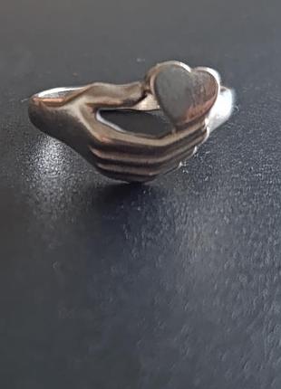 Каблучка срібна. серце в руці