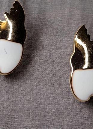 Сережки классические золотистие с белым xuping медицинское золото ксюпинг 1.5 см сережки у виглябі листочка