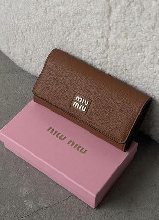 Великий кошельок для дівчини miu miu жіночий шкіряний гаманець конверт міу міу брендове портмоне для жінки коричневий