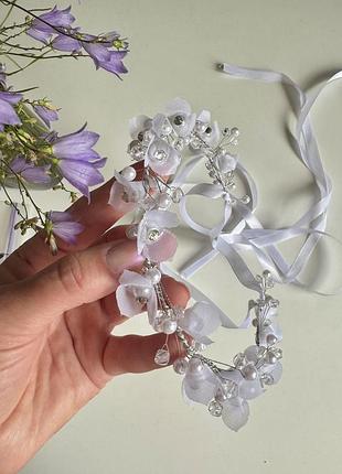 Изящный веночек-веточка из белых цветов