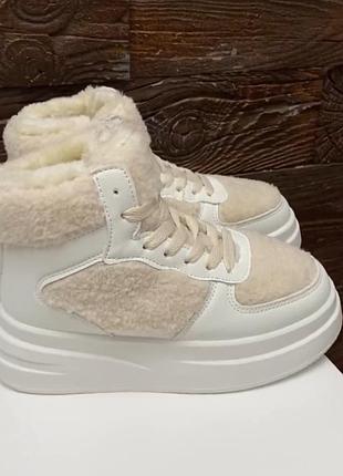 Женские кроссовки зимние, декорированы мехом тедди