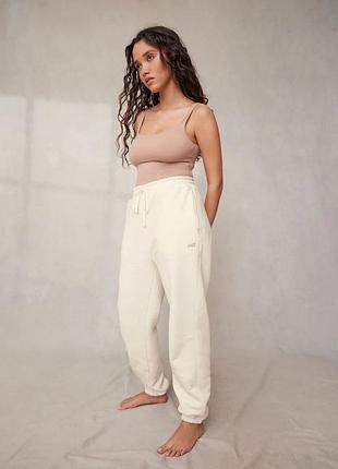 Трикотажные брюки джоггеры молочного цвета трехнитка на флисе