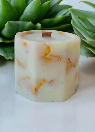 Декор-аксесуар: соєва свічка з трояндовими пелюстками, 5*5,5 см, з ароматом кава, 15 годин горіння