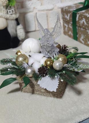 Новорічна різдвяна зимова композиція з ангелом, на стіл, камін, вікно. на подарунок.