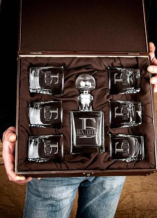 Подарочный набор мужчине графин + стаканы для виски с именной гравировкой графін + 2 склянки, картонна