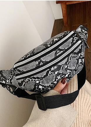 Сумка бананка женская темно-серая из экокожи под кожу змеи на пояс, через плечо, три отдела