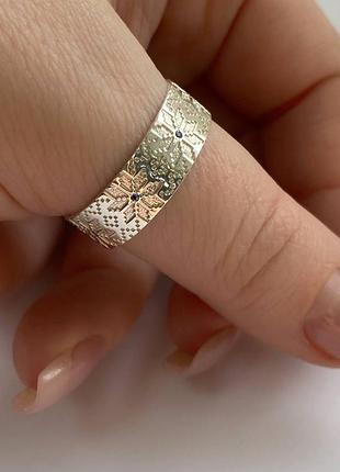 Кольцо серебряное с орнаментом с фианитами