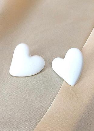 Сережки бижутерия белые сердечки