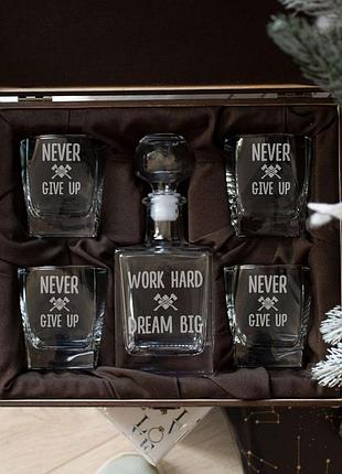 Подарочный набор для виски на 2-6 персон коробка с гравировкой графін + 2 склянки, картонна