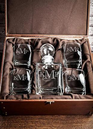 Стильный подарочный набор для виски графин + стаканы с гравировкой на коробке. графін + 4 склянки, картонна