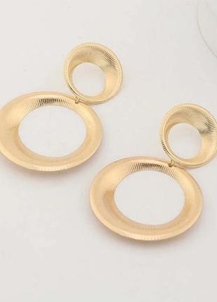 Сережки акцентна біжутерія довгі ребристі золотісті