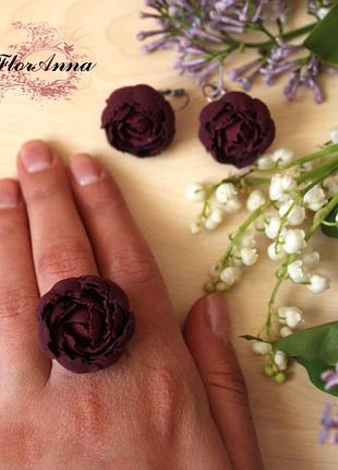 Бордові сережки і каблучка з квітами з полімерної глини "півонії марсала"