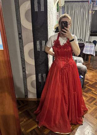 Довга пишна червона сукня