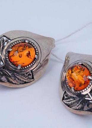 Серьги серебряные с янтарем 925 пробы.
