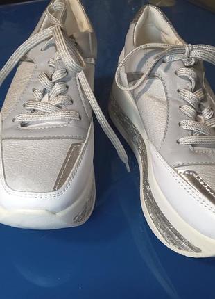 Кроссовки для девочки. 36 размер белые