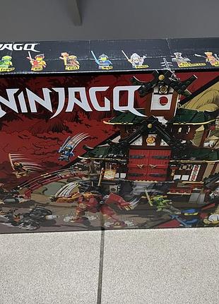 Блоковий конструктор lego ninjago храм-додзё ниндзя (71767) новый! по углам отклеены стикеры и есть примятости