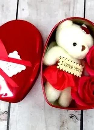 Коробка в форме сердца красная с мыльным цветком с 3 розами и 1 мишкой
