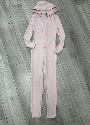 Комбінезон спортивний рожевий з капюшоном на блискавці облягаючий