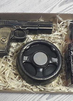 Подарунковий набір сувенірне мило віскі, пістолет та кермо мило ручної роботи