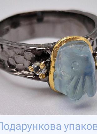 Срібна каблучка з природним різним аквамарином зайчик кролик і синіми сапфірами розмір — 18