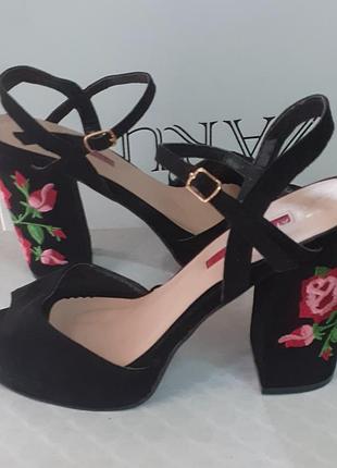 Босоножки замшевые с вышивкой