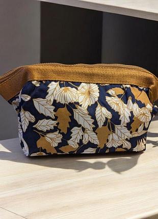 Косметичка с нейлоновой подкладкой 19х14х10 см для косметики синяя в цветочек коричневая в листиках