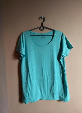 Жіноча футболка (внизу є пятно)