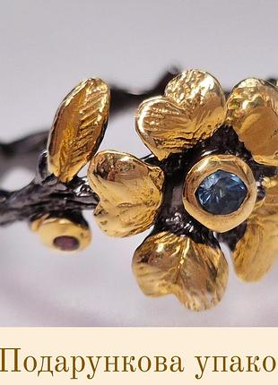 Кольцо серебряное с природными синим сапфиром, гранатами коктейльное кольцо с цветами размер 16.5