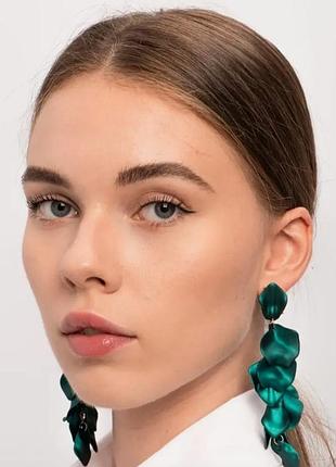 Сережки длинные зеленые лепестки