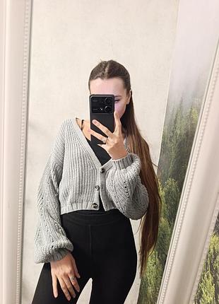 Серый вязаный стильный свитер