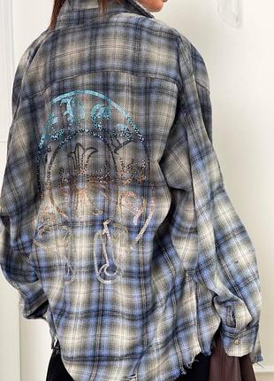 Подовжена сорочка з принтом на спині