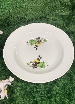 Винтажная фарфоровая глубокая тарелка краснодар, ø 24 см, рисунок «ягоды смородины» н717 элегантная фарфорова