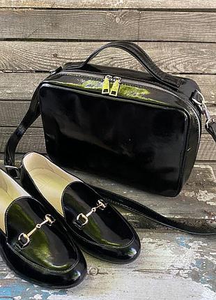 Яскрава сумка прямокутна на ремінці, з натуральної шкіри чорний лак