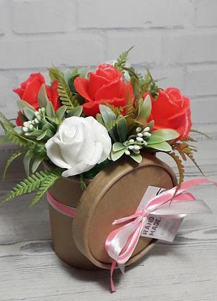Мыльный букет красно-белые розы в буром стакане крафт мыло ручной работы