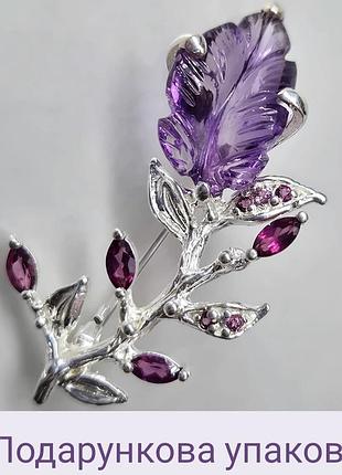 Серебряная брошь с природным резным аметистом и гранатами веточка бутоньерка цветы