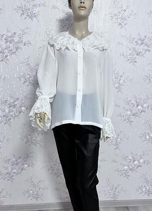 Блуза біла з воланами.