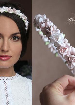 Обруч/веночек ручной работы с цветами из полимерной глины ручной работы "пудровые фрезии"